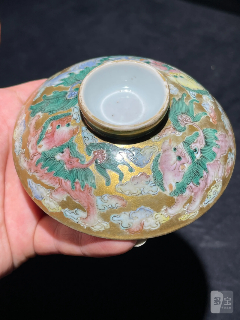 清嘉庆 金地粉彩狮子绣球纹盖碗 - 图12